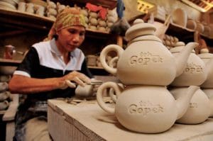 BANJARNEGARA, JATENG, 23/1 - PERAJIN POCI. Seorang perajin menyelesaikan proses pembuatan poci yang terbuat dari tembikar dan biasanya digunakan untuk menyeduh teh, di sentra kerajinan keramik Usaha Karya di Desa Purwareja Klampok, Klampok, Banjarnegara, Sabtu (23/1). Perajin keramik di sekitar wilayah Purwareja Klampok, Banjarnegara, yang merupakan pemasok poci terbesar se Indonesia dengan kapasitas produksi mencapai 30.000 set per bulannya merasa terancam mengadapi persaingan dengan produk China dan meminta pemerintah secepatnya mengatur regulasi yang melindungi industri tersebut. FOTO ANTARA/Idhad Zakaria/ss/NZ/10